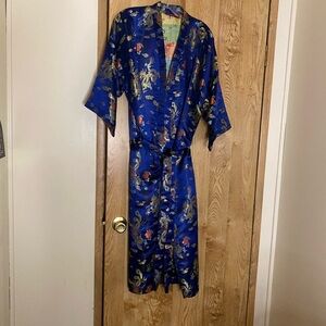 NWOT Navy Satin women’s Kimono Robe. Belt & 2 pockets sz L